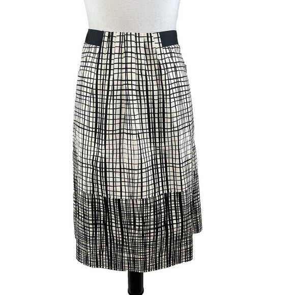 Worthington Skirt size 10 Ivory Black Plaid Pleated Knee A Line Stretch Modest - Picture 1 of 8